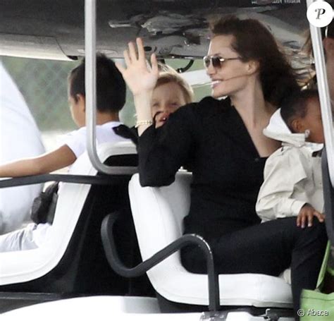 Angelina Jolie Avec Shiloh Maddox Pax Et Zahara Elle Resplendit De