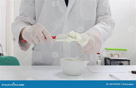 Fazendo Um Creme No Laborat Rio Da Farm Cia Imagem De Stock Imagem De