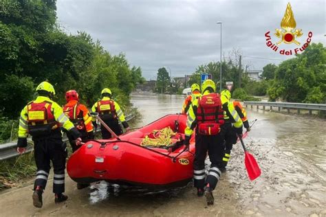 Maltempo Emilia Romagna E Marche L Impegno Dei Vigili Del Fuoco