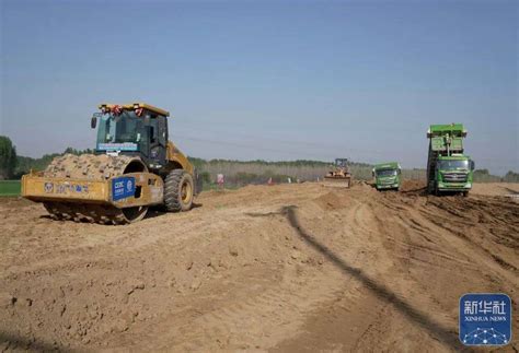 河北涿州：北拒马河涿州段应急防洪治理工程施工正酣 工人 照片 设备