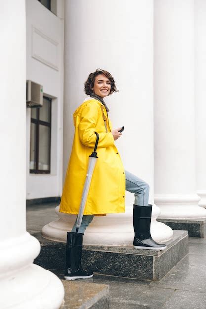 Sonriente Mujer Joven Vestida Con Gabardina Foto Gratis