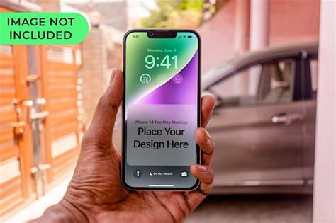 Iphone 14 pro max mockup na mão de um homem indiano fora da casa um