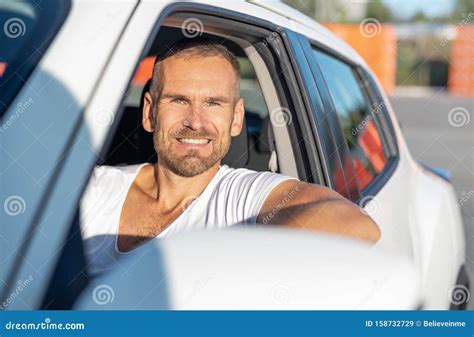 Um Homem Dirigindo Um Carro Branco Imagem De Stock Imagem De