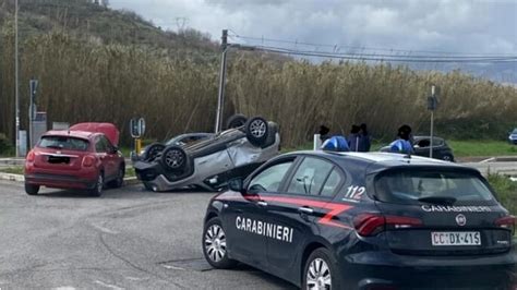 Santi Cosma E Damiano Incidente Alla Rotatoria Un Auto Ribaltata Due