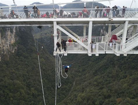 CHINA HUNAN ZHANGJIAJIE JEMBATAN KACA Wartabuana