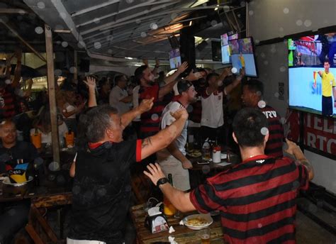 A Gazeta Torcida Do Flamengo Faz A Festa Nos Bares De Vit Ria