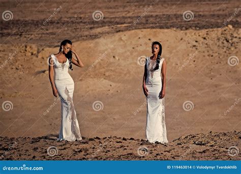 Femme Sensuelle Deux Filles Dans Des Robes Blanches Posant En Dunes De