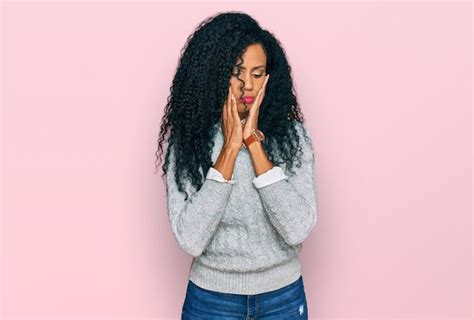 Mujer Afroamericana De Mediana Edad Con Ropa Informal Manos Cansadas