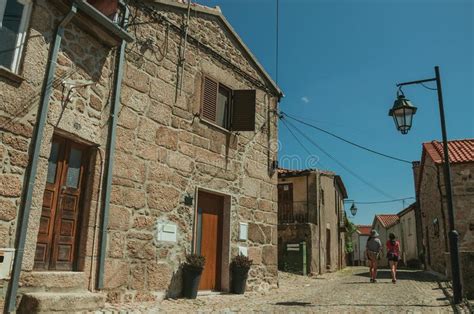 Mujer Y Ni O Que Caminan En El Callej N Con Las Casas Viejas Imagen