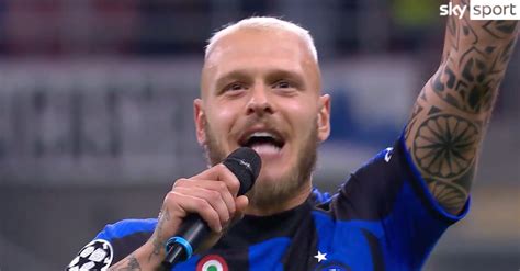 VIDEO Inter Dimarco capo ultrà intona i cori col megafono FC