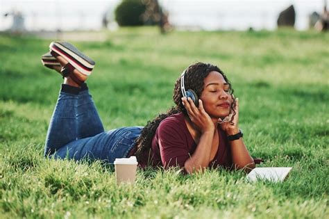 Premium Photo Cheerful African American Woman In The Park At Summertime