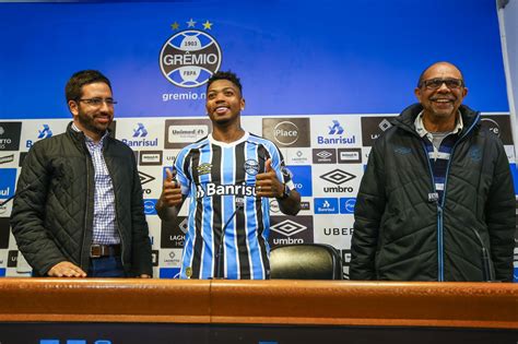 Marinho Apresentado Oficialmente Como Novo Refor O Do Gr Mio