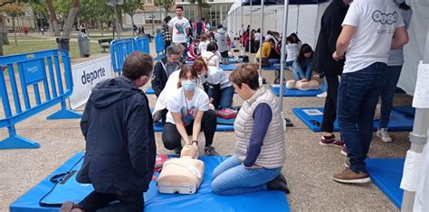 PROFESIONALES DEL SALUD ENSEÑAN CÓMO HACER UNA REANIMACIÓN EN EL DÍA DE