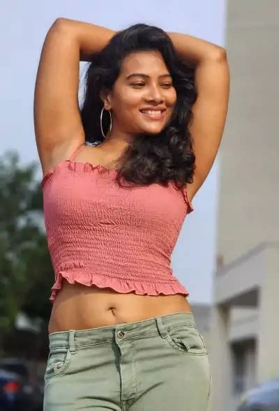 Dhivya Duraisamy Hot And Beautiful Pics