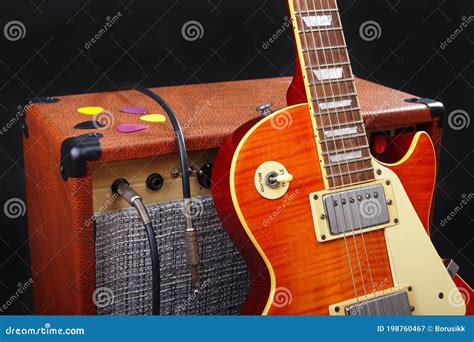 Amplificador De Guitarra Con Guitarra De Fondo Negro Imagen De Archivo