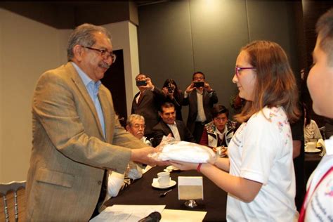 Reconoce Titular De La SEPH A Estudiantes Ganadores De Competencias