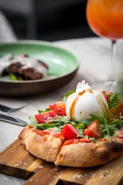 Focaccia Italiana Con Burrata Y Flor De Calabac N Con Tomates Cherry Y