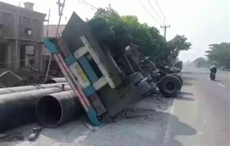 Pecah Ban Truk Pengangkut Pipa Besi Terbalik Di Jalur Pantura Subang