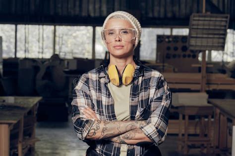 Retrato Do Carpinteiro Feminino Usando óculos Protetores Foto de Stock