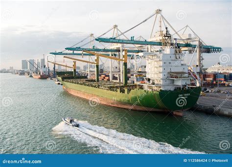 Miami De V S 18 Maart 2016 Vrachtschip Met Kranen In Zeehaven