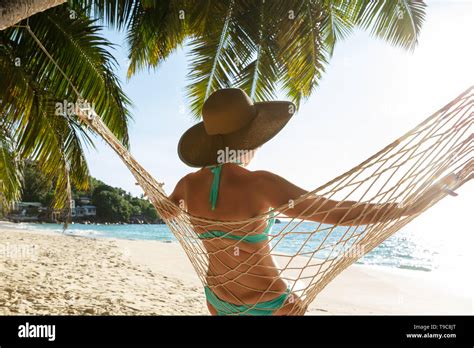 Chica En Bikini Sentada En El Agua En La Playa Fotograf As E Im Genes