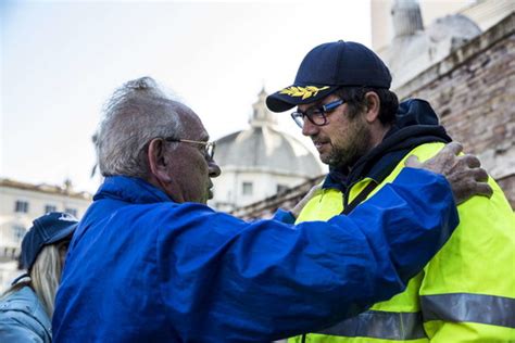 Green pass Puzzer con un tavolino in piazza a Roma Aspetterò finché