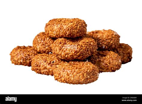 Galletas de sésamo Galletas saladas de sésamo aisladas sobre fondo