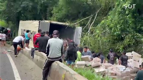 Carreta Bitrem Carregado Com Frangos Tomba Na Br 277 Em Nova