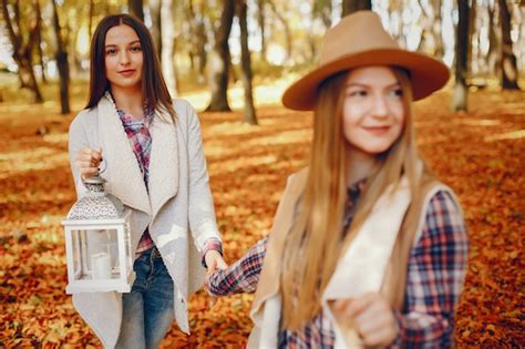 Belles Filles S Amusent Dans Un Parc En Automne Photo Gratuite