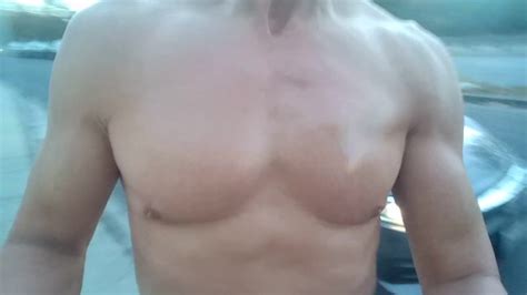 Mec Muscl Se Branle Devant La Circulation Aux Heures De Pointe Pornhub Gay