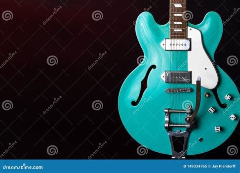 Guitarra El Trica Turquesa Corda Isolada No Preto Imagem De Stock