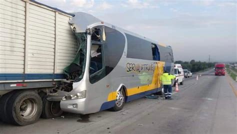 Autobús choca con trailer y queda incrustado en Arco Norte Hidalgo