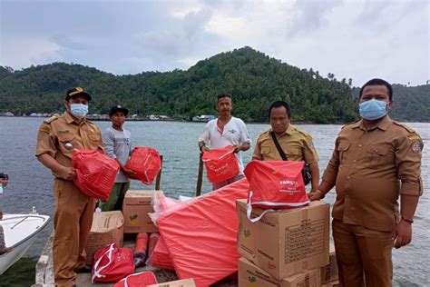 Pemda KKU Salurkan Bantuan Kepada Korban Angin Kencang Di Karimata