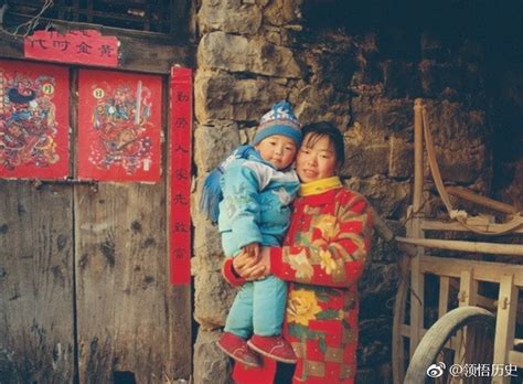 这是农村7080年代农村生活的老照片照片中是一位爷爷带着孙子 蝈蝈 弹弓 年代 新浪新闻