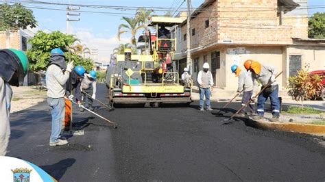 Trabajos de colocación de capa asfáltica en caliente en las calles de