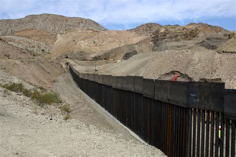 Muere Un Migrante Al Caer Desde El Muro Fronterizo Al Intentar Entrar A