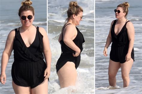 Kelly Clarkson shows off her curves as she hits the beach with friends ...