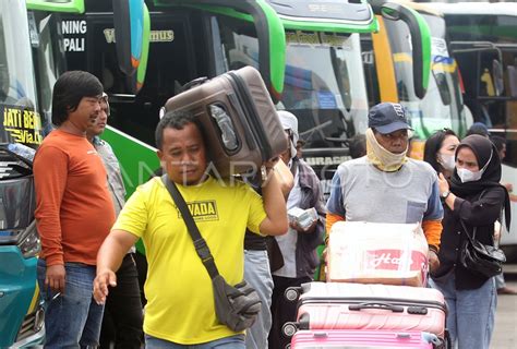 ARUS MUDIK DI TERMINAL KALIDERES ANTARA Foto