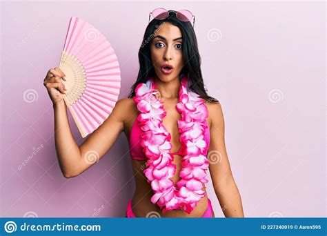 Bella Mujer Hispana Con Bikini Sosteniendo Un Ventilador De Manos Asustada Y Asombrada Con La