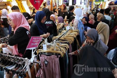 Belanja Kebutuhan Lebaran Di Pasar Baru Bandung Foto