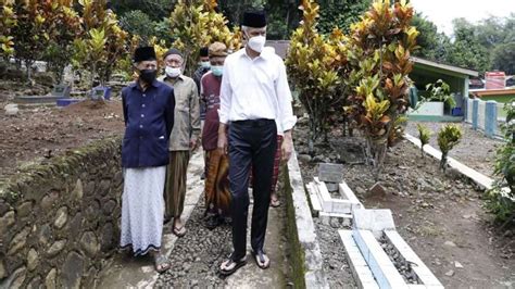 Foto Ziarah Ke Makam Kiai Hisyam Ganjar Harap Ajarannya Terus Dilestarikan