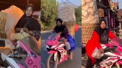 POTRET Emak Emak Di Demak Jualan Kerupuk Naik Motor Sport Pink Mirip