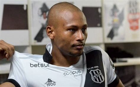 Ponte Preta Confirma Sa Da Do Lateral Leo Pereira