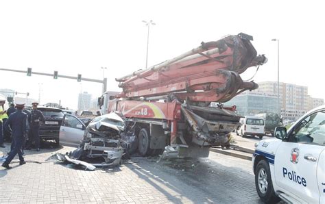 أخبار الخليج وفاة أربعيني وإصابة شخصين إثر حادث مروري بين عدة سيارات