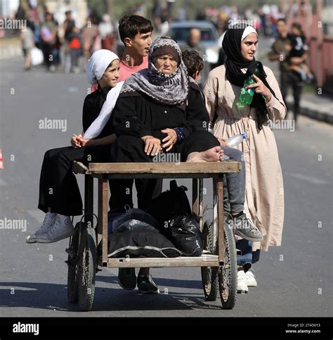 Rafah Gaza Novembre Les Familles Palestiniennes Fuient Le