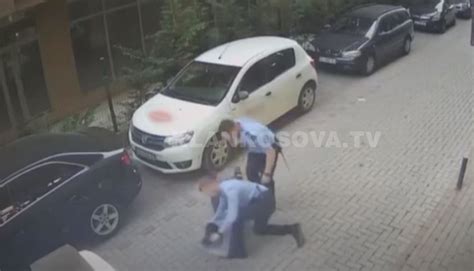 Shikoni se si policia e ndjek dhe e arreston një person në Fushë Kosovë