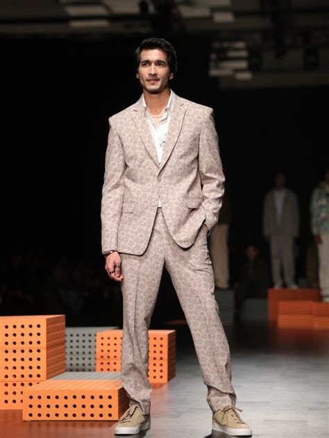 Male actors who turned heads at LFW 2023: Rajkummar, Shantanu and more – News9 LIVE