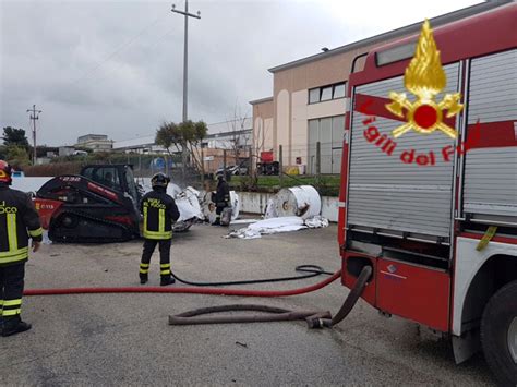 Via Pontina Vecchia Maxi Rogo Nella Cartiera Vicino Alla Eco X Il Tempo