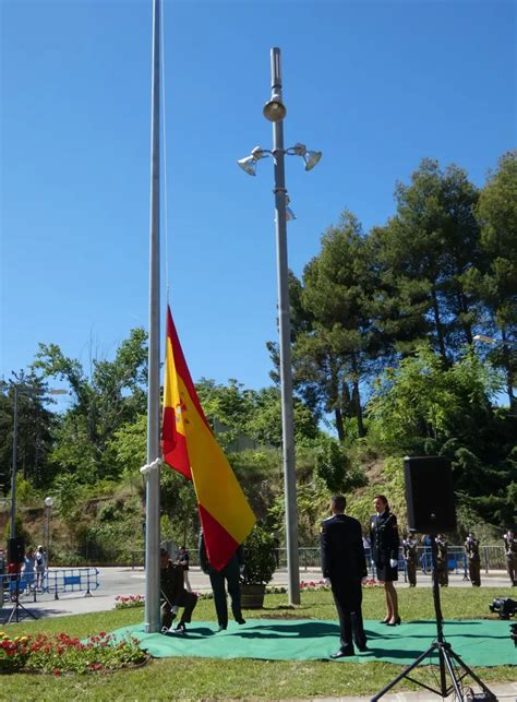 Izado de la última Bandera del cuartel General Ricardos de Barbastro