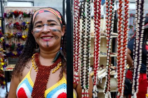 Celebrando as etnias indígenas artesanato ancestral é destaque na